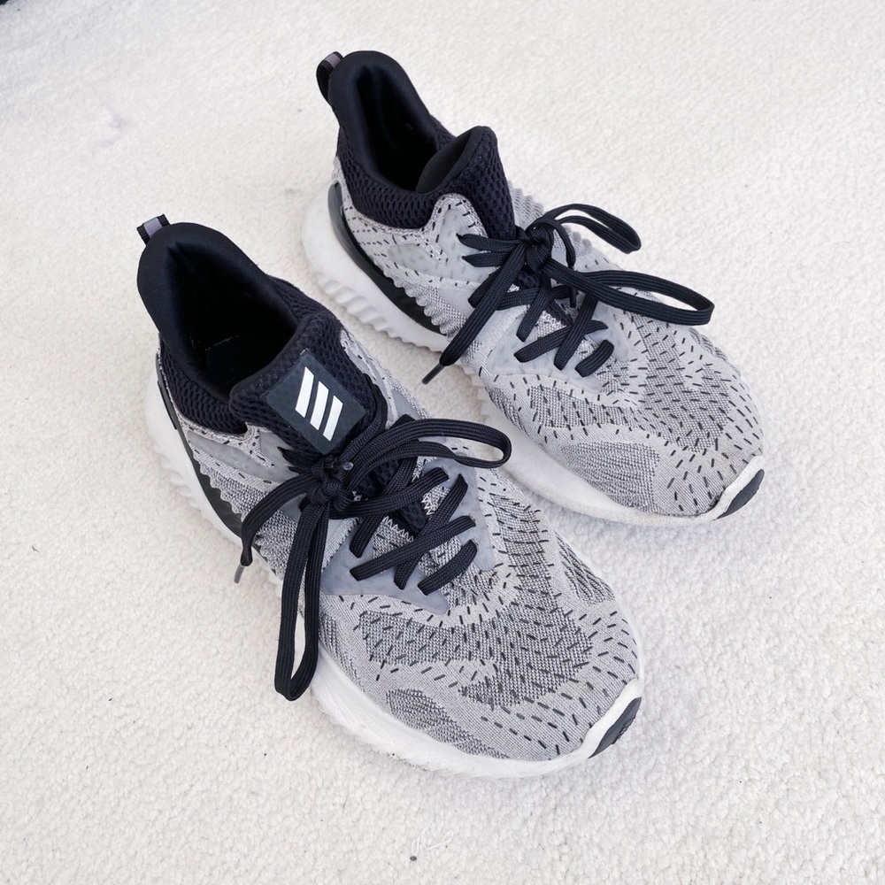 ADIDAS women’s sneaker Size 6 1/2
